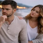 Casal caminhando na praia enquanto homem demonstra dúvida emocional sobre relacionamento